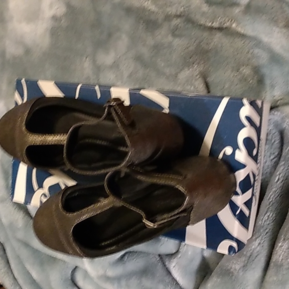 Black/Pewter goat tide size 7M T-strap - Picture 4 of 5